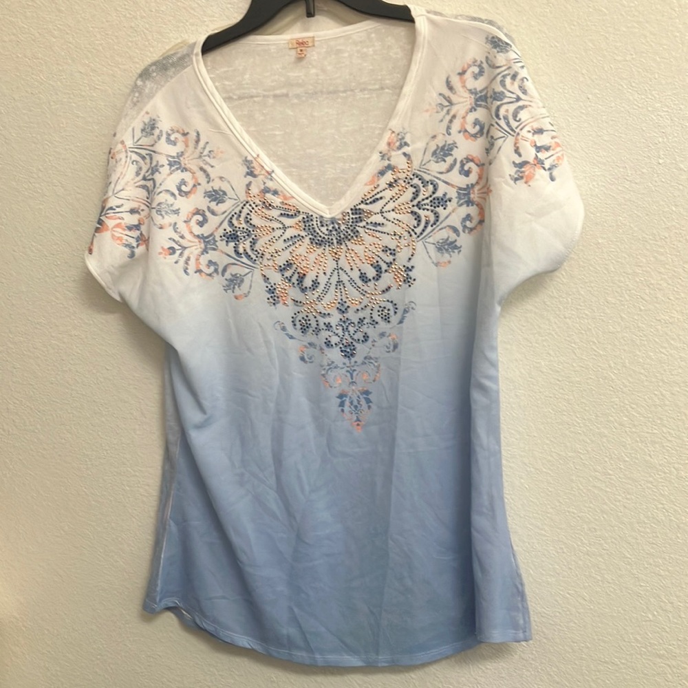 Reba White to Light Blue Ombre V-Neck Top with Coral and Navy Accents